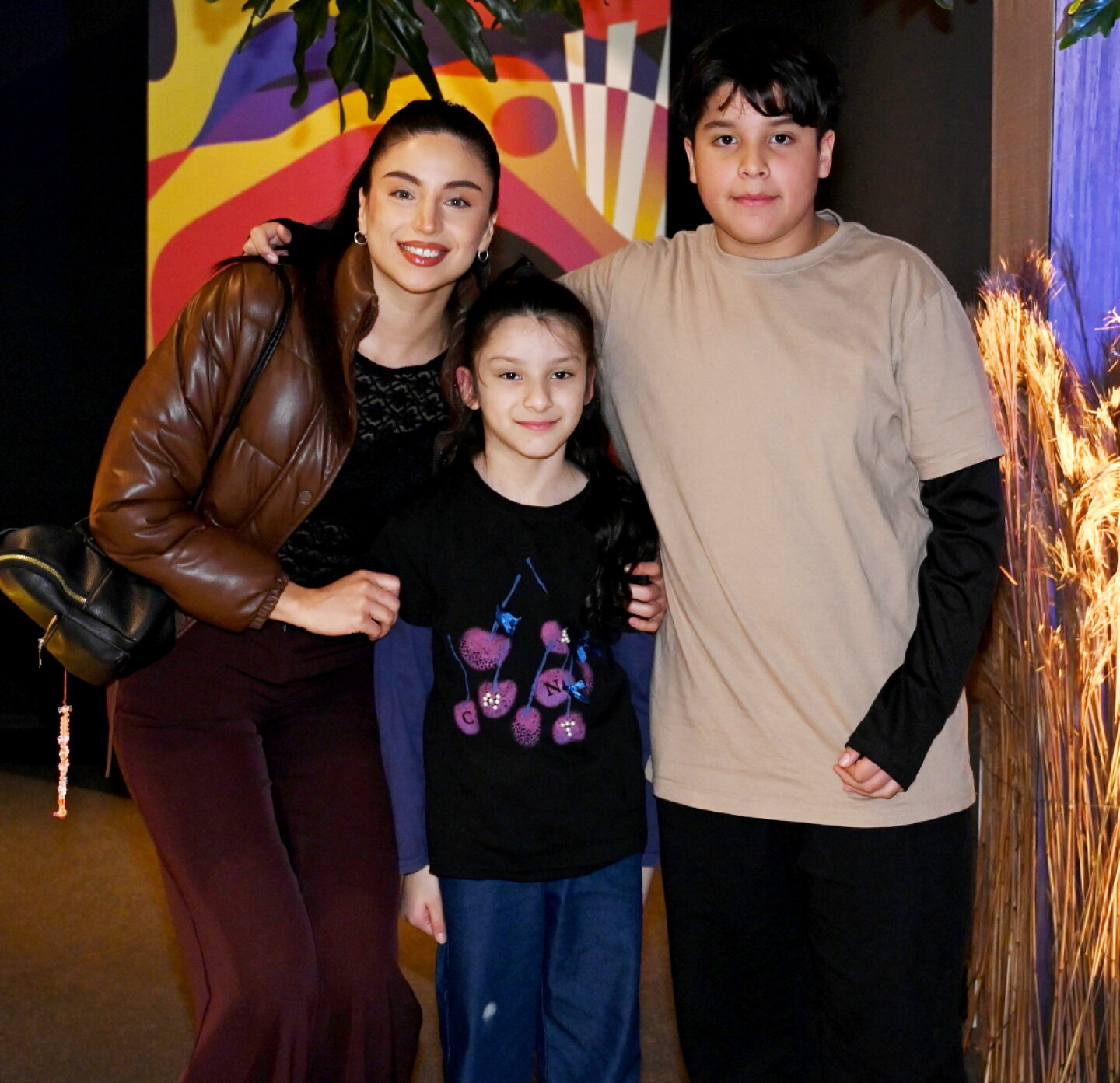 Adriana Flores, Paula y Máximo Peralta