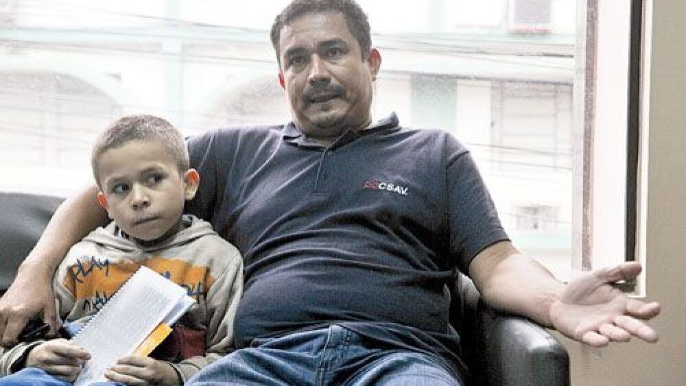 Atento.   Rodney y su papá, Alejandro, vinieron de San Pedro para contar su experiencia.