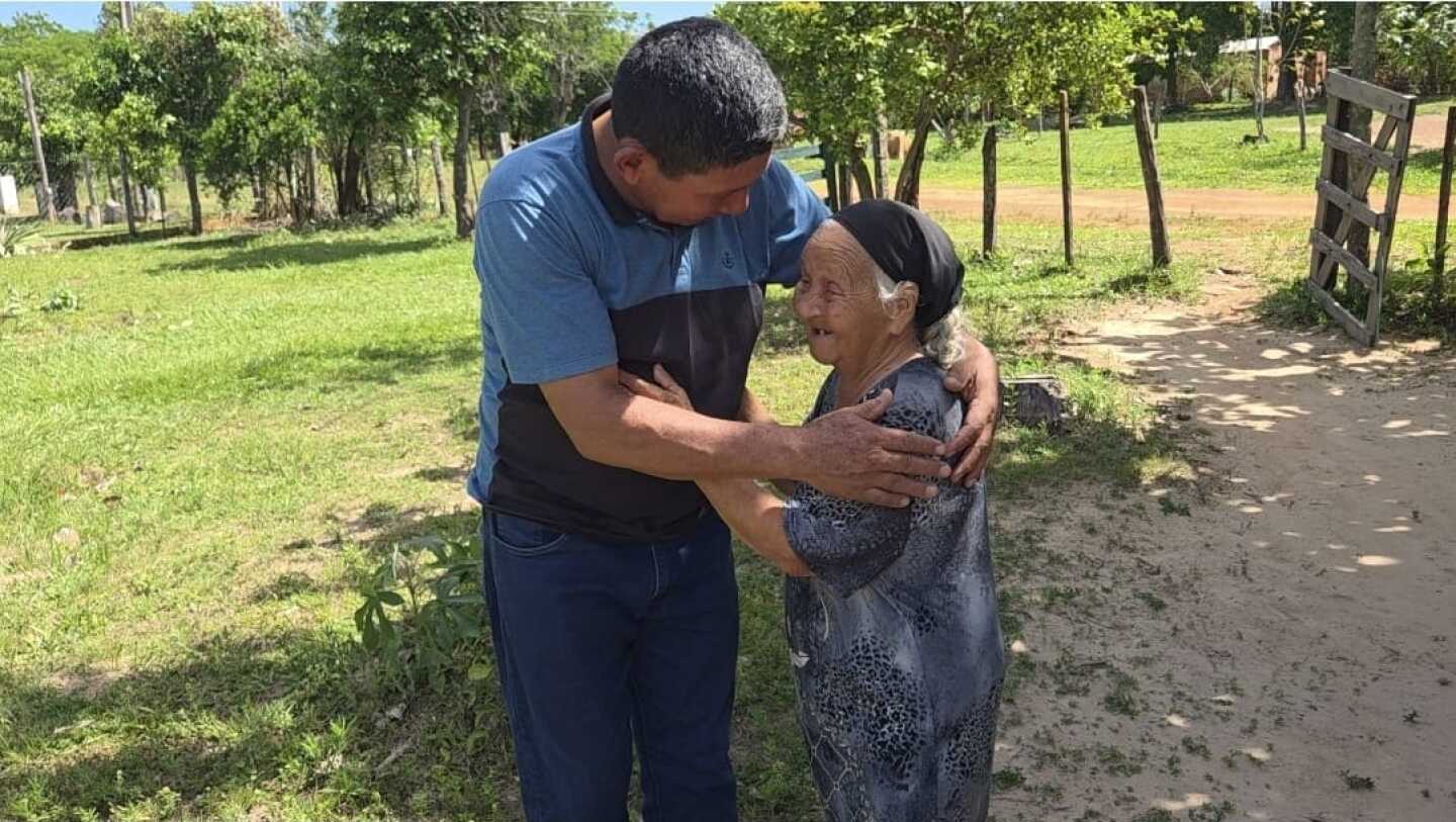 Ganadero anónimo regala vaca lechera a anciana víctima de abigeato