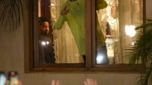 El rapero Machine Gun Kelly ofreció un concierto frente a su hotel 5