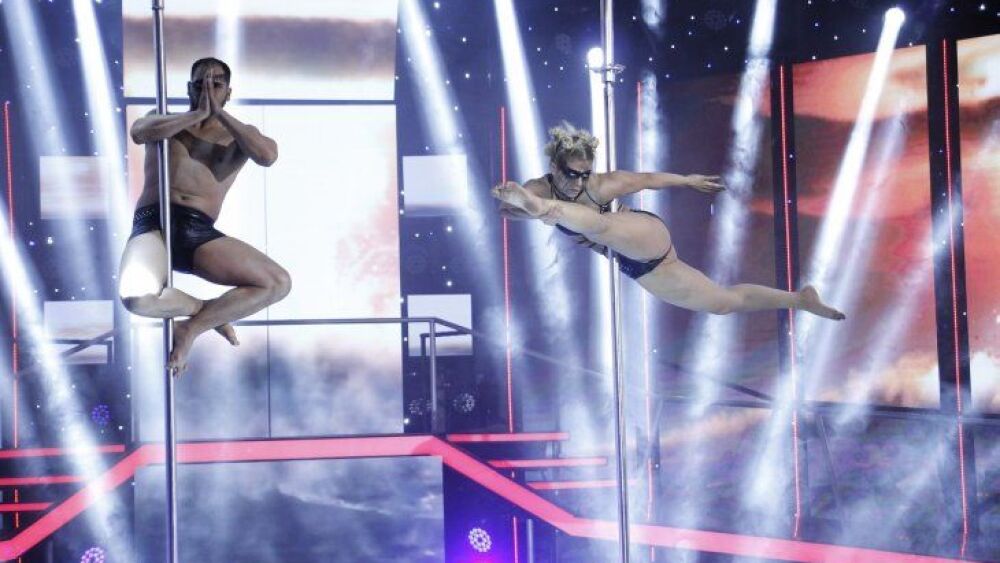 Naldy e Ingrid demostrando sus habilidades en el baile del caño.