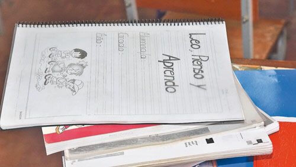 Fotocopia.  El cuadernillo elaborado por docentes cuesta hasta G. 40.000 en negocios.