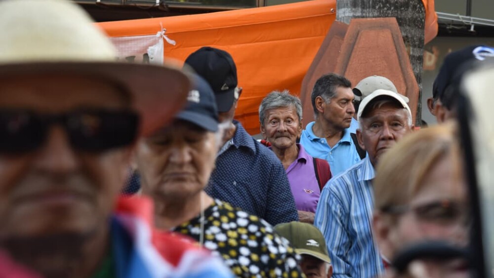 Manifestación de adultos mayores frente el Ministerio de Desarrollo Social