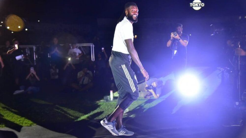 Emmanuel Adebayor durante su presentación oficial ante la hinchada franjeada.