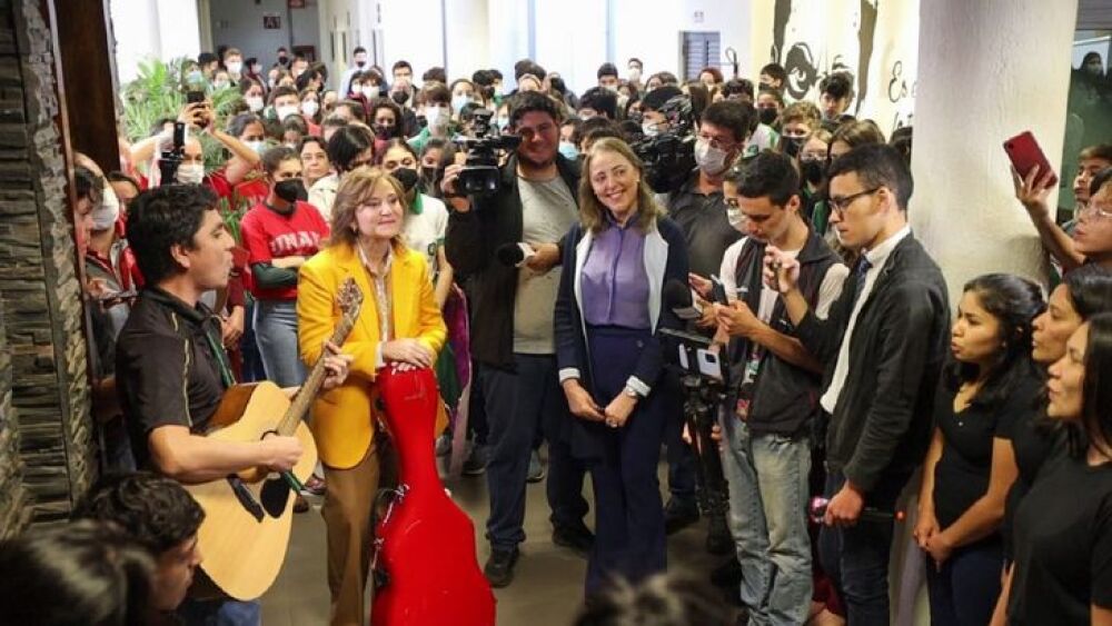 La artista fue recibida con cariño y algarabía por los estudiantes y directivos de la casa de estudios, con quienes compartió un conversatorio el jueves.