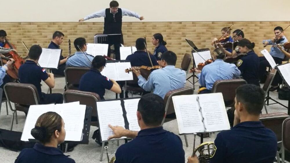 Ensayo.  El   maestro Stefano Pavetti Serratti dirige hoy la Camerata de la Policía Nacional.