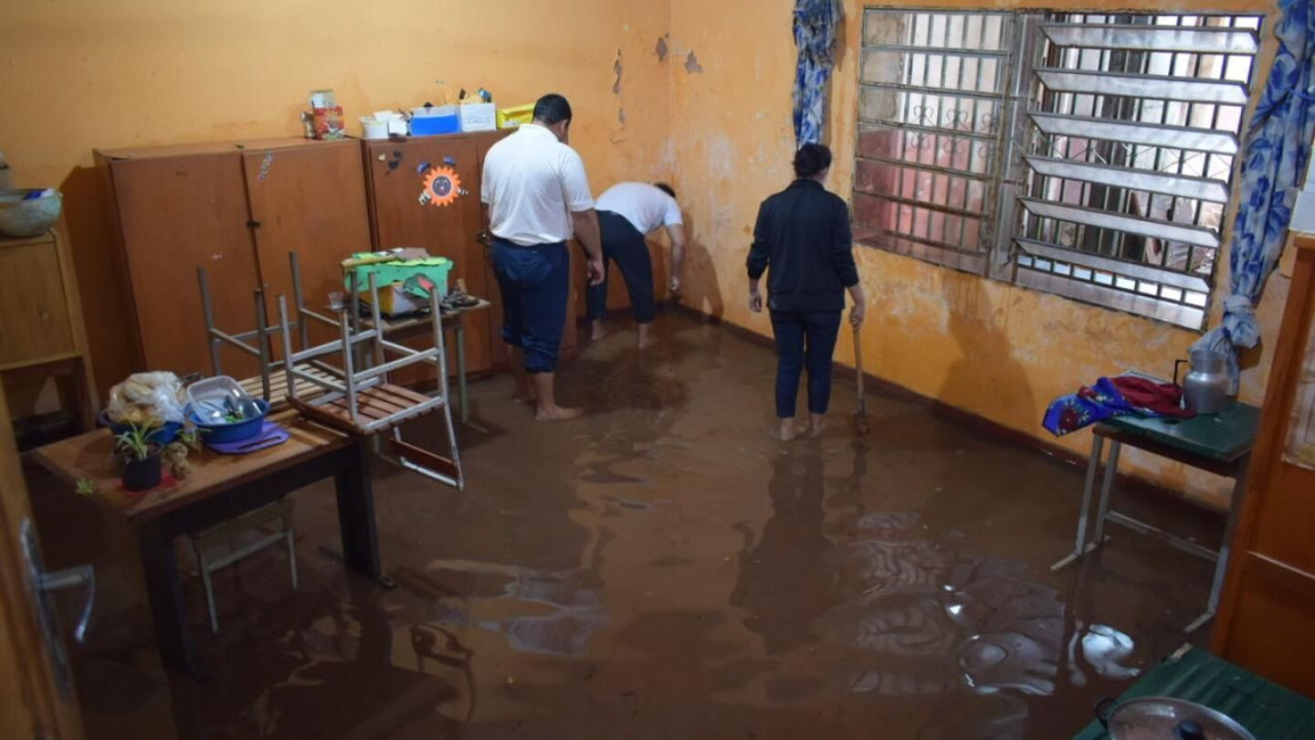 Aulas Inundadas Aula de una escuela de Villarrica queda inundada tras lluvias - Última ...