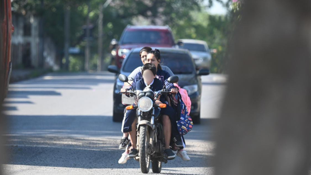 gente en moto.png