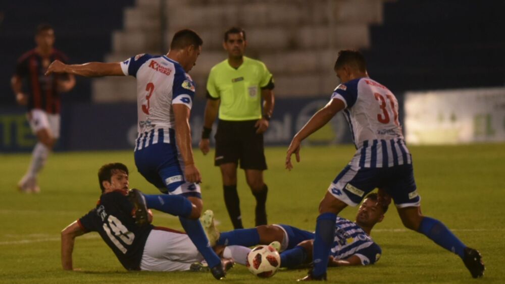 Una dura batalla. 12 de Octubre hizo valer su condición del local para superar a Cerro 2-1 y tomar la parte alta del torneo.