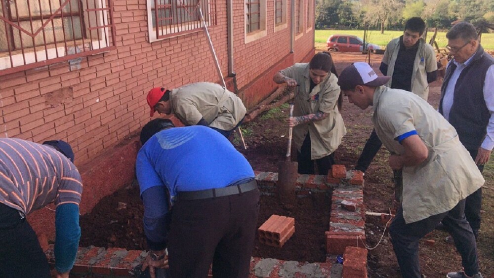 Aprenden gratis albañilería y construyen baños en escuela