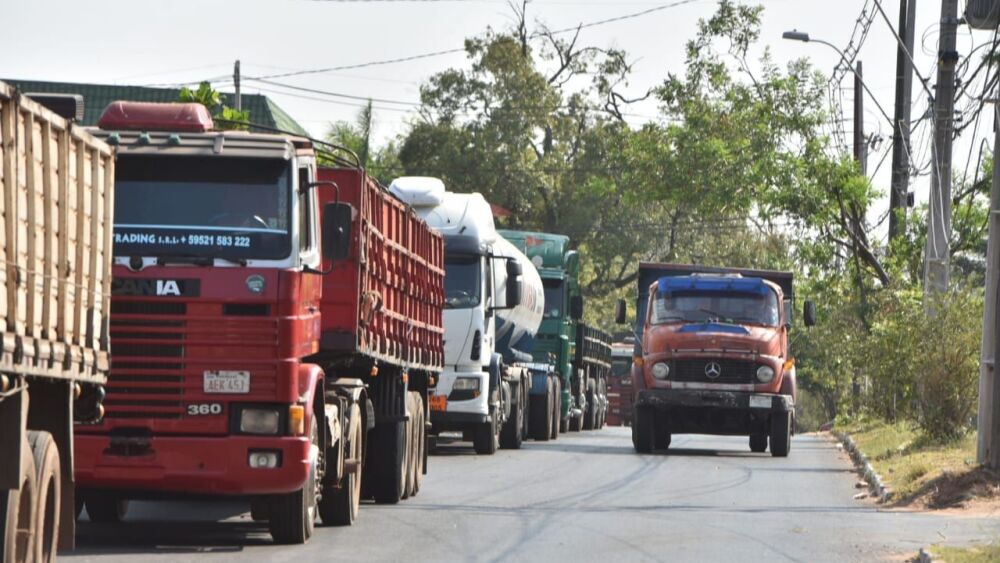 Puerto Falcón- camiones varados 1.jpeg