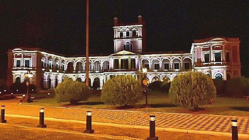 De blanco. Así se  iluminó ayer el Palacio de Gobierno en honor a trabajadores de Salud.