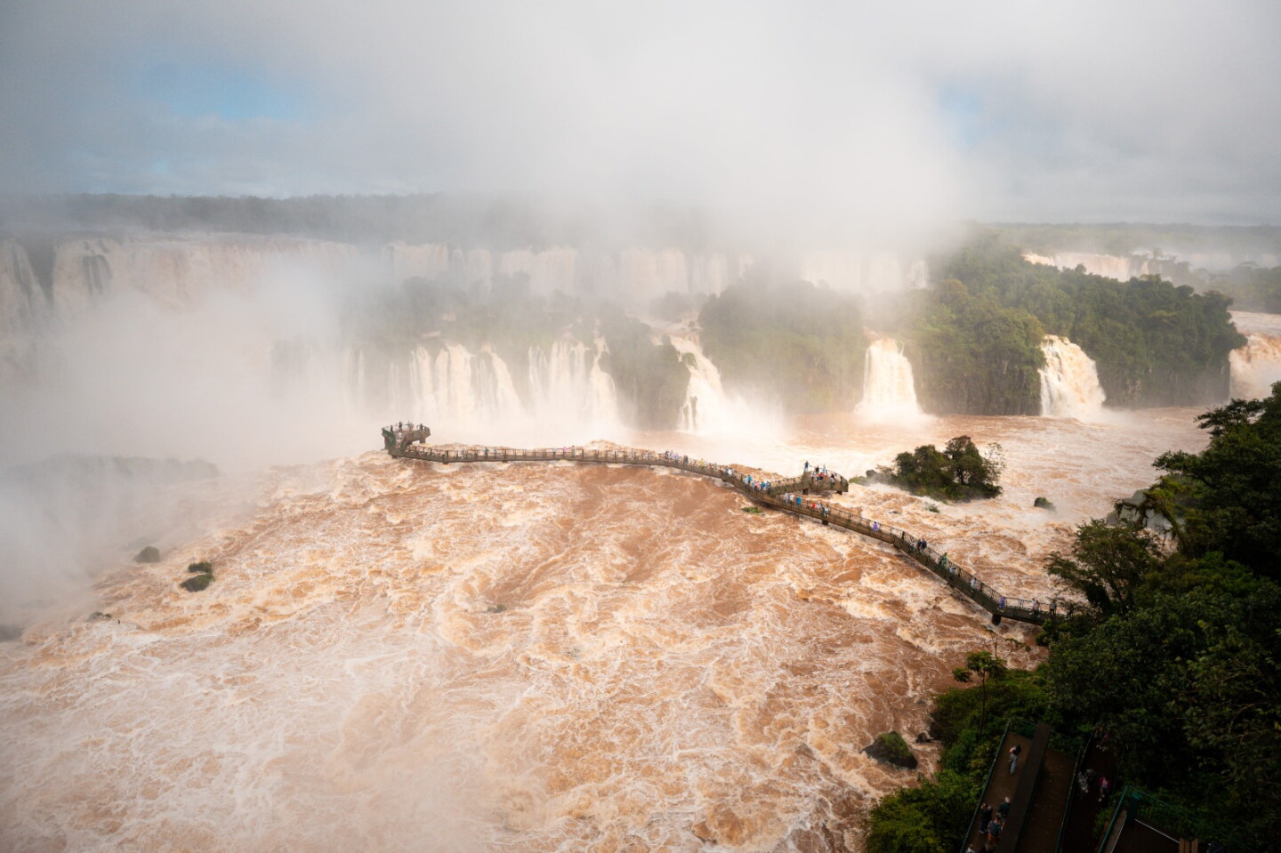 Cataratas del Iguazú desatan su fuerza con aumento de caudal.jpeg