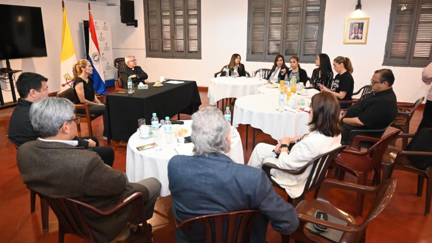 Cardenal respalda reclamos de médicos y pide cuidar también a quienes sostienen la salud pública