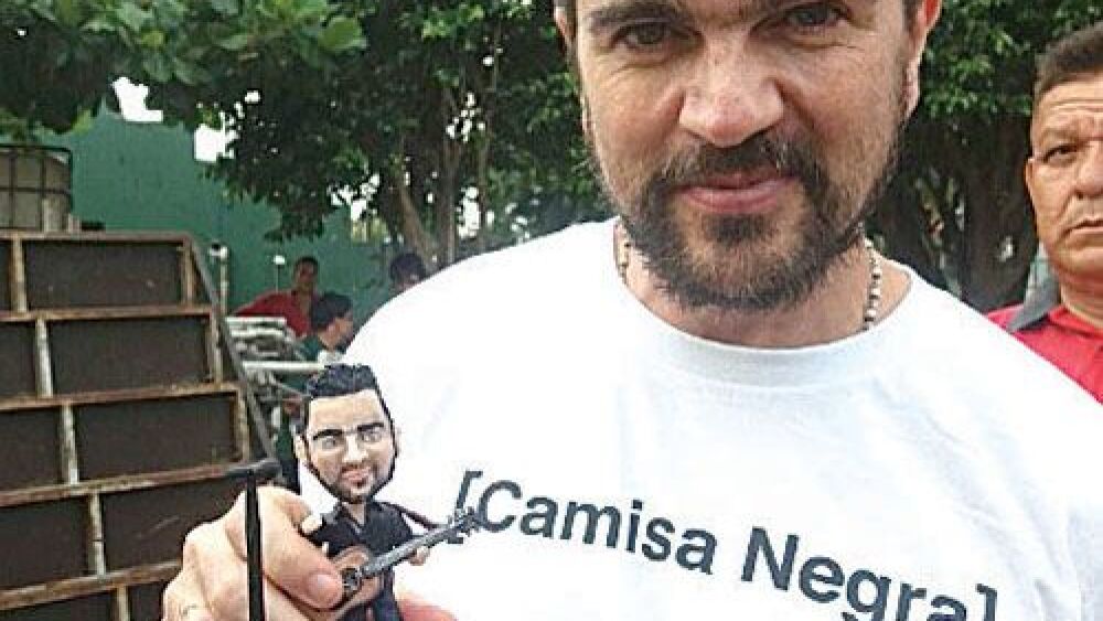 Miniatura.   Juanes, con  su regalo.