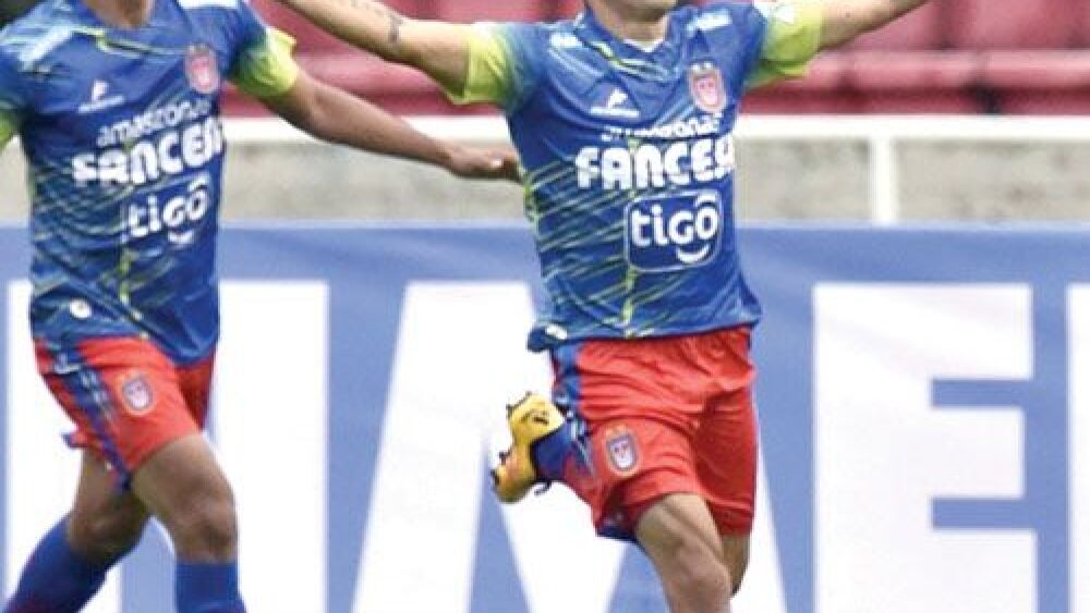 Festejo azul.  Alexis Bravo (d) celebra tras marcar de penal.