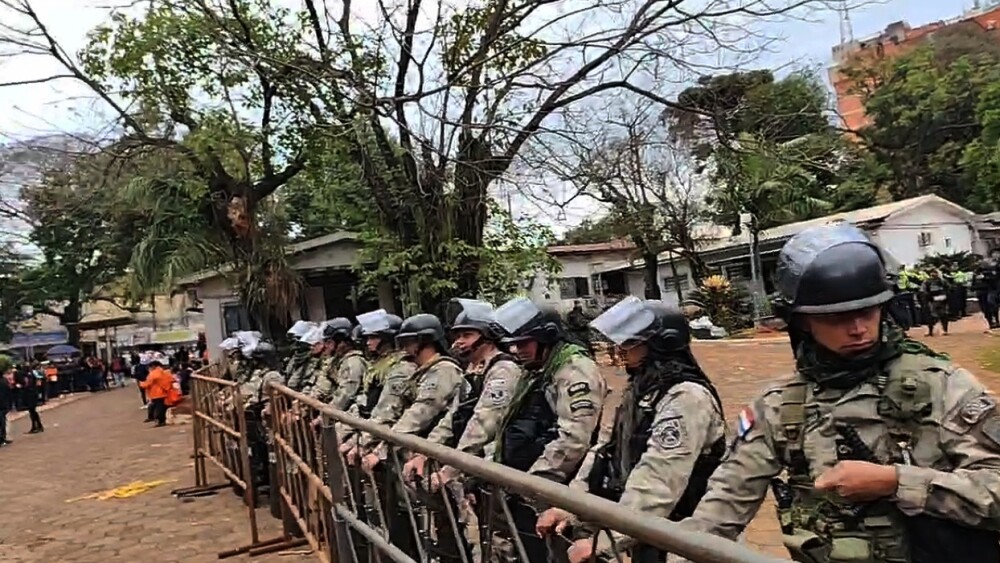 Dispositivo policial en Municipalidad de CDE.jpg