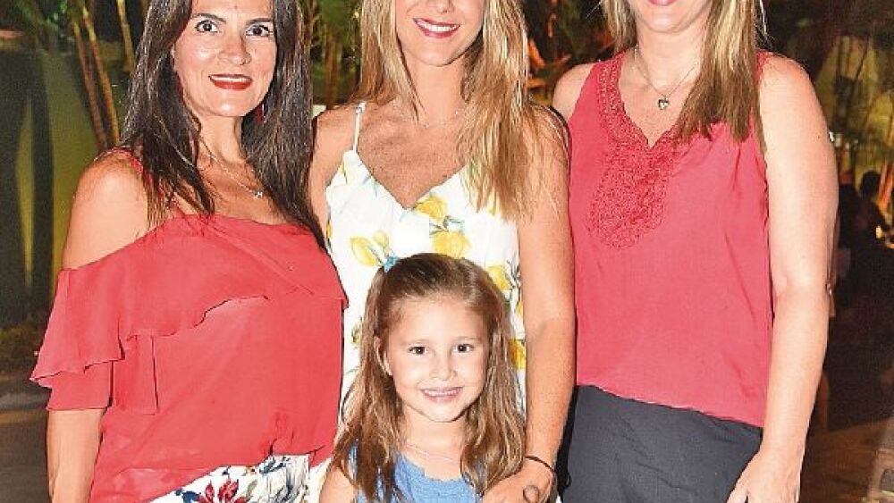 Viviana y Carla Doria, con Lía y Érika Lindgren.