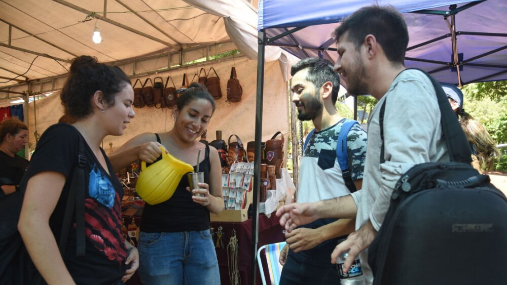 tomando tereré_33429643.jpg