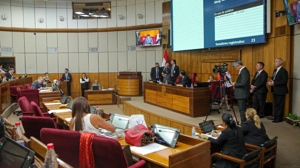Sesión del Senado, tres de cercanías.jpg