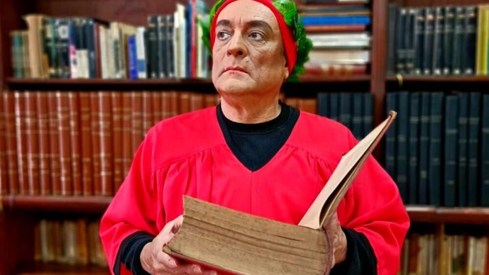 Dante Universal en 3 colores. La pieza es dirigida e interpretada por Jorge Ramos.