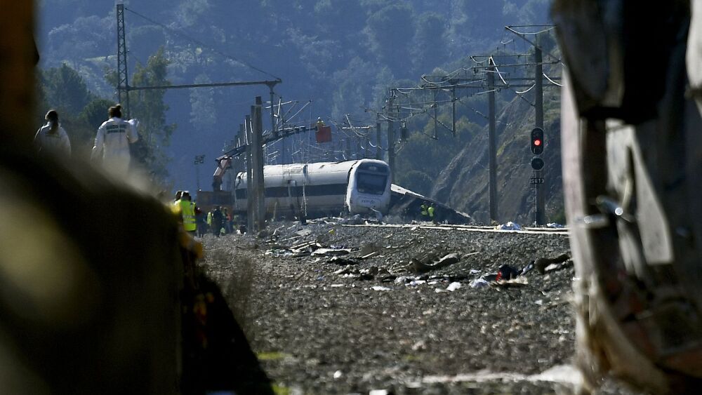 Una fractura del carril, hipótesis preliminar del trágico accidente de tren en España Una fractura del carril, hipótesis preliminar del trágico accidente de tren en España