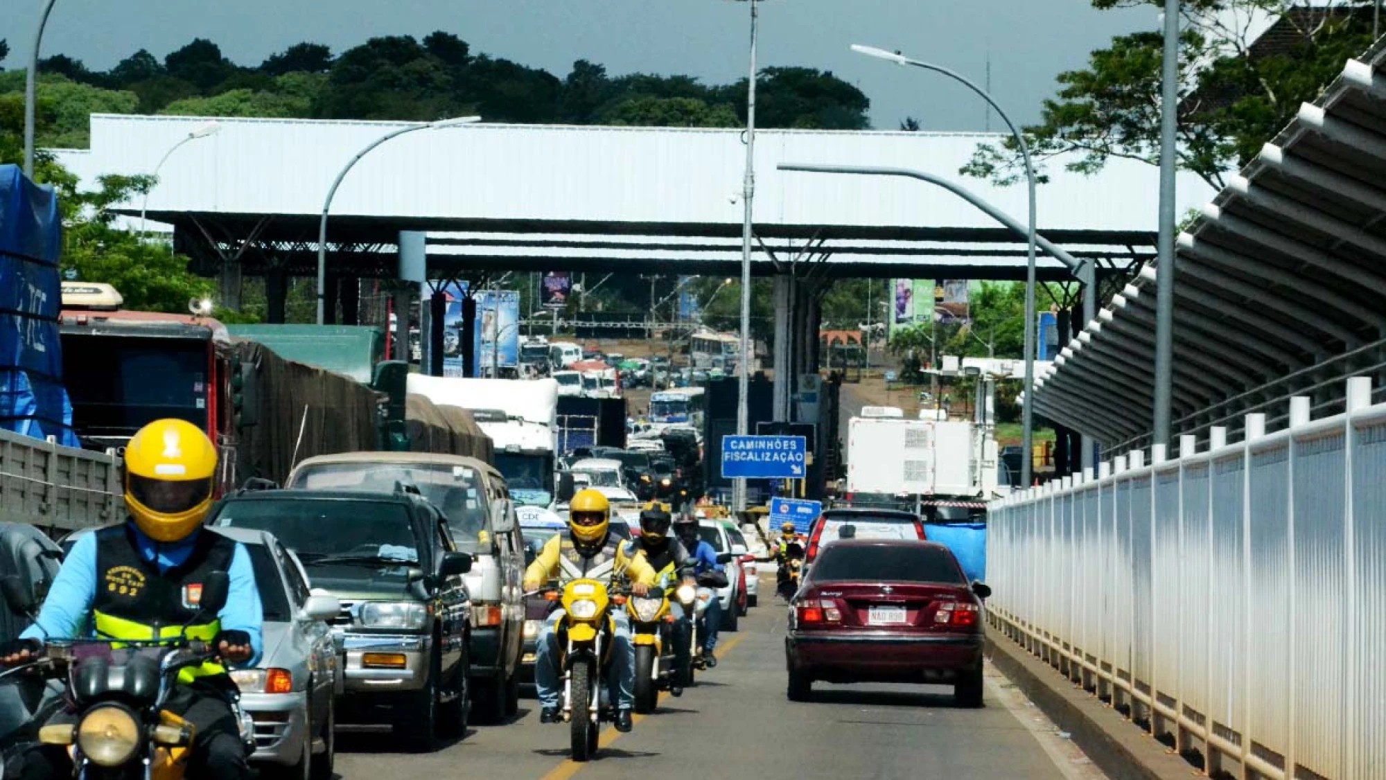 PARAGUAY: El Puente de la Amistad supera los 51.000 vehรญculos diarios y confirma la presiรณn creciente sobre la principal frontera entre Paraguay y Brasil PARAGUAY: El Puente de la Amistad supera los 51.000 vehรญculos diarios y confirma la presiรณn creciente sobre la principal frontera entre Paraguay y Brasil