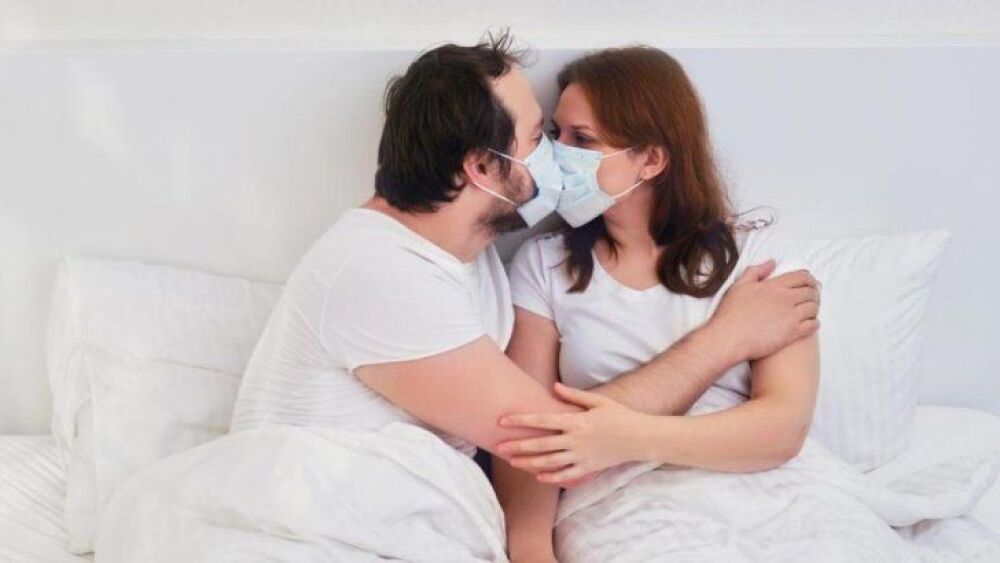 Recomiendan usar tapabocas, evitar los besos y hacer las posición del perrito para evitar el contagio del COVID-19.