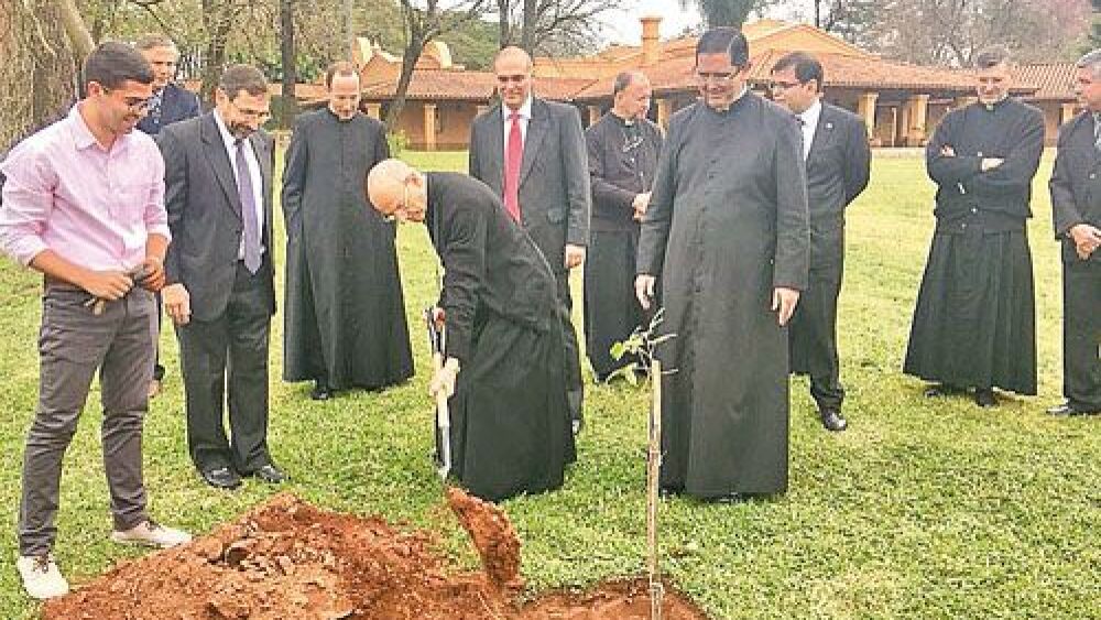 P. Víctor Urrestarazu  – vurrestarazu@villamorra.org