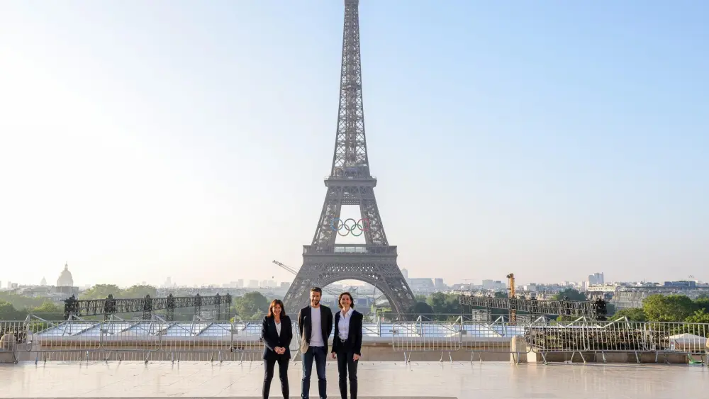 La Torre Eiffel exhibe los 5 aros olímpicos La Torre Eiffel exhibe los 5 aros olímpicos