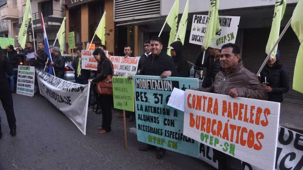 docentes se movilizan frente al MEC