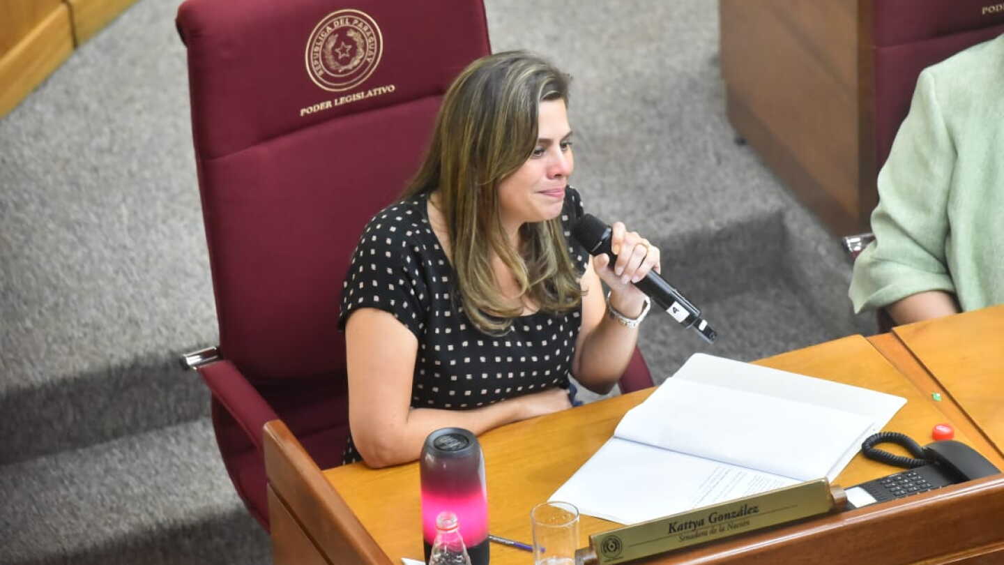 Kattya denuncia a comisión del Senado y menciona a un presidenciable con título falso