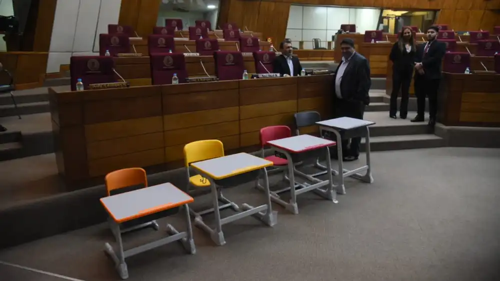 Santiago Peña defiende compra de pupitres chinos a través de Itaipú por “calidad” y “precio” Santiago Peña defiende compra de pupitres chinos a través de Itaipú por “calidad” y “precio”