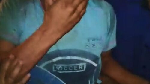 Llanto. Adelio llega llorando junto a sus seres queridos.