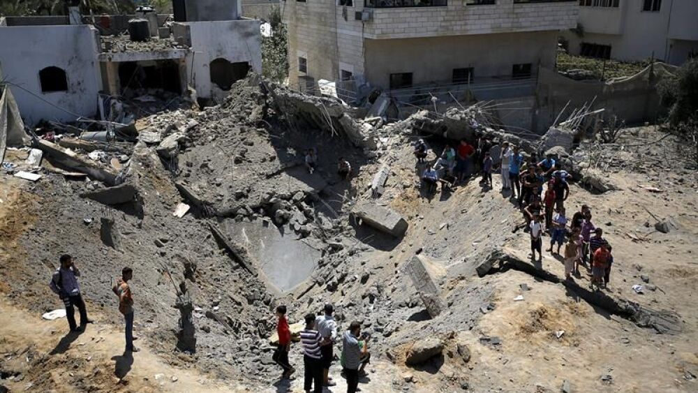 Varios palestinos inspeccionan los escombros de una vivienda familiar destruida por Israel al oeste de la ciudad de Gaza hoy, viernes 22 de agosto del 2014. EFE/Archivo