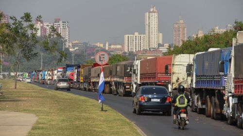 Firmes. Los camioneros dicen estar decididos a mantener el paro hasta tanto se sancione la ley en el Congreso.