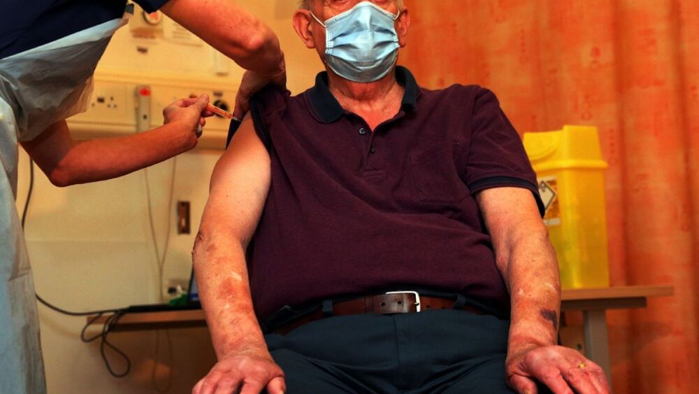 El primero. El jubilado Brian Pinker, 82, recibe la dosis de la vacuna de Oxford-AstraZeneca.