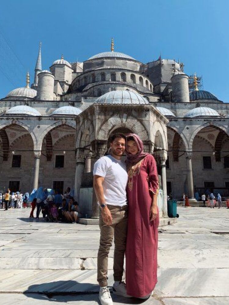 Nadia junto a su novio.