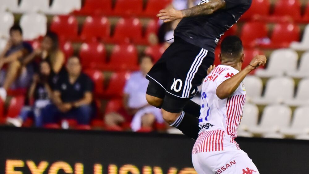willy mendienta salta con el balon.jpg