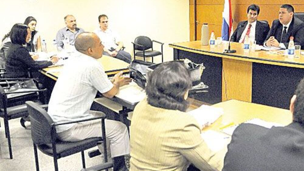 Juicio oral.  Los búlgaros Milen Ivanov  y Nevera Todorova, al fondo, durante la declaración de un testigo en el caso.