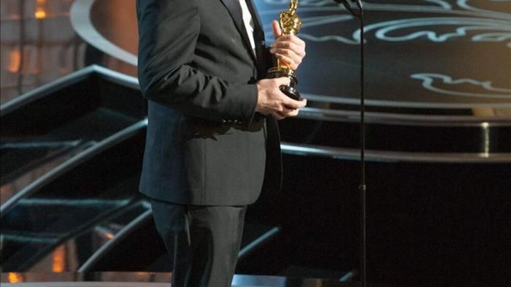 Imagen facilitada por la Academia de las Artes y las Ciencias (AMPAS) que muestra el director mexicano Alfonso Cuarón al recibir el Oscar al mejor director por "Gravity". EFE