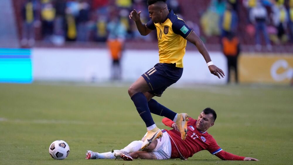Lucha fuerte. Gary Medel intenta robarle el balón a Michael Estrada con una barrida.