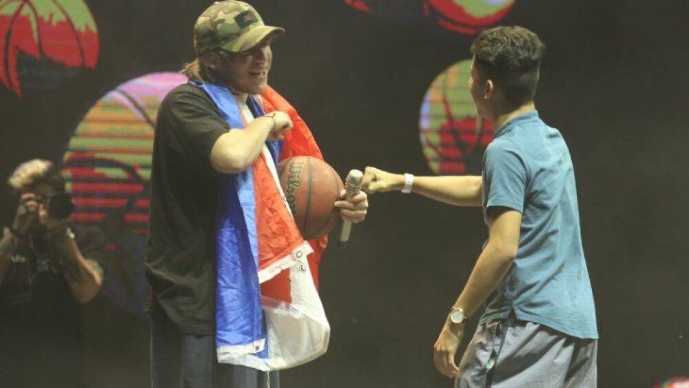 Al subir al escenario del SND Arena el artista argentino Paulo Londra ya recibió un montón de regalos de parte de sus fanáticos. Le obsequiaron una bandera paraguaya, una pelota de básquet y hasta tiernos peluches.