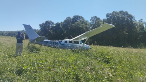 Avioneta con bandera boliviana.jpeg