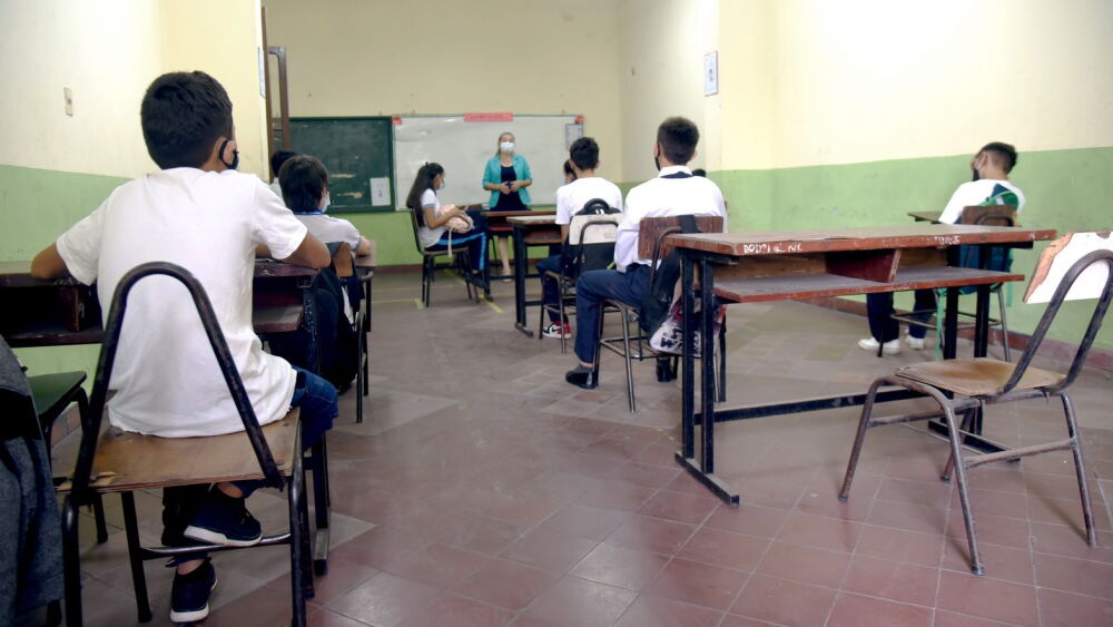 UnSin muebles. Un niño debió dar clases en un pupitre sin respaldo en Celsa Speratti..jpg
