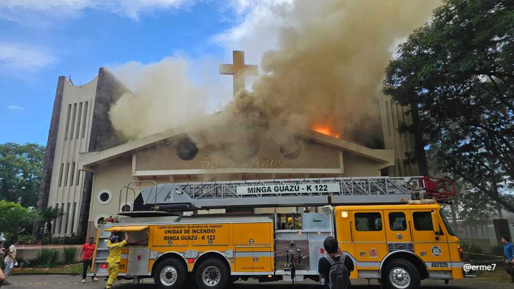CDE: Catedral de San Blas con riesgo de derrumbe por voraz incendio CDE: Catedral de San Blas con riesgo de derrumbe por voraz incendio