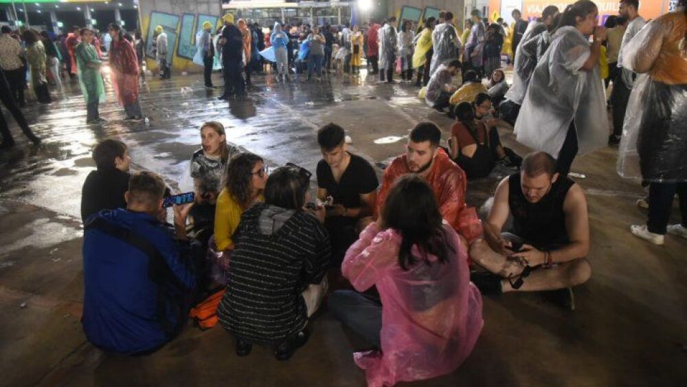 Cientos de personas, muchas de ellas que habían acudido al festival Asunciónico, se refugian en uno de los sectores del súperviaducto, durante el temporal desatado en la noche del martes 22 de marzo en Gran Asunción.