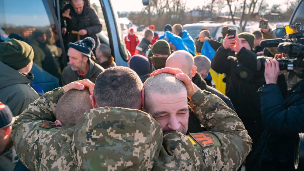 Rusia y Ucrania canjean cientos de prisioneros de guerra Rusia y Ucrania canjean cientos de prisioneros de guerra