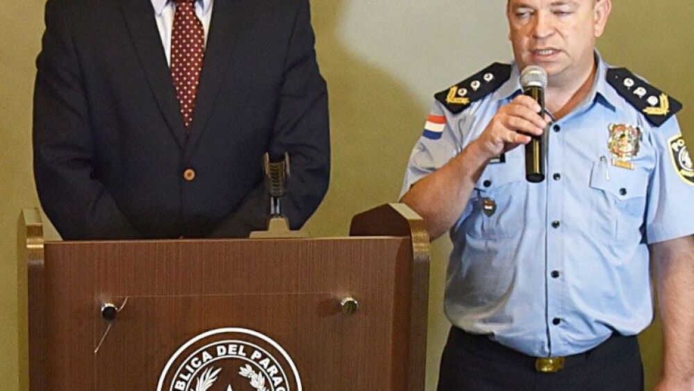 Conferencia.  El ministro  Lezcano y el comisario Silguero.