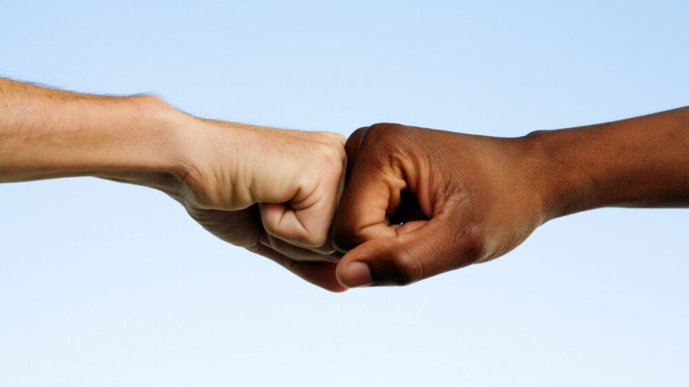 o-racismo-dispensa-aproveitamento-politico-2-1024x683-1.jpeg
